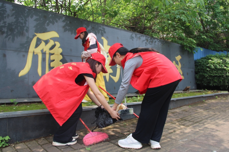 衡陽(yáng)幼兒師專志愿者到雁南小區(qū)開(kāi)展衛(wèi)生清掃活動(dòng)