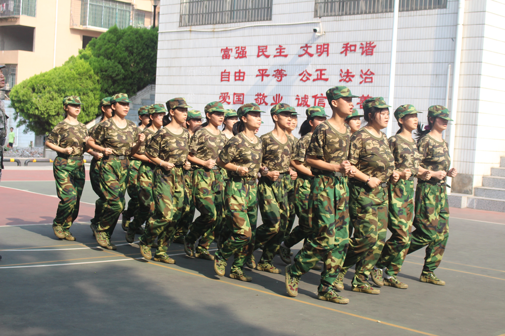 我校附屬藝術(shù)中專2021級新生軍訓(xùn)圓滿結(jié)束