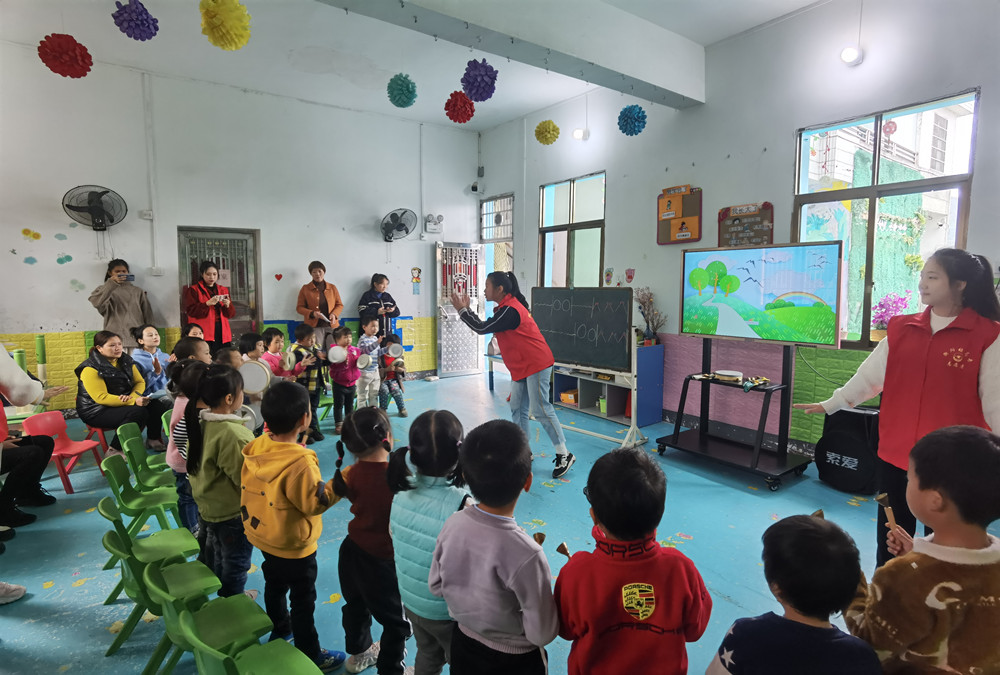 “我為鄉(xiāng)村幼兒園辦實(shí)事”             ——衡陽(yáng)幼高專學(xué)前教育學(xué)院師生為結(jié)對(duì)幫扶幼兒園送教送培到園