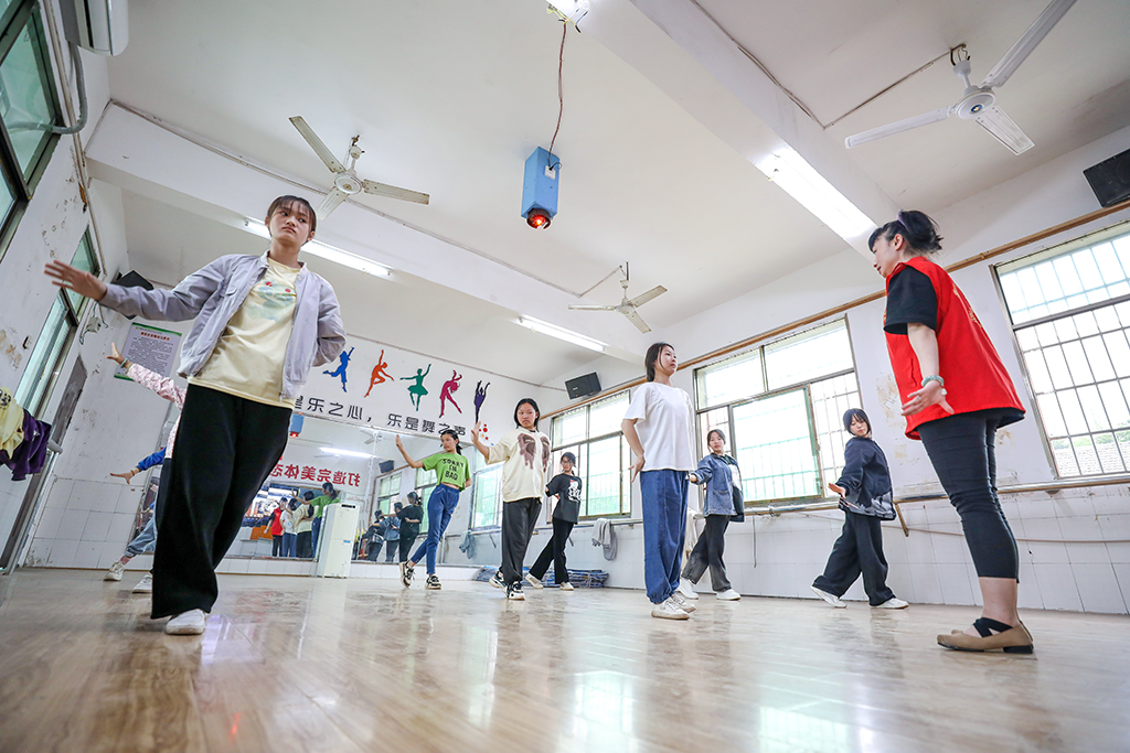 “藝”起成長，伴你同行 ——衡陽幼兒師專志愿者赴衡南縣松江聯(lián)合學(xué)校長嶺校區(qū)開展支教幫扶活動(dòng)