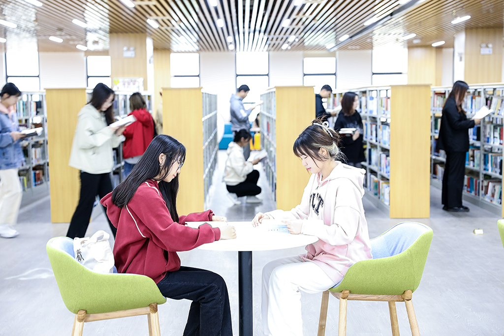 衡陽幼兒師專舉辦“以書敘情義，以畫見遠(yuǎn)方”藝術(shù)展